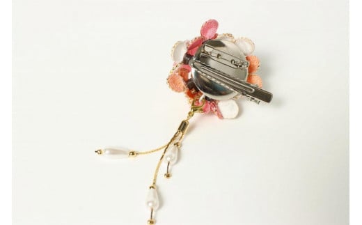 小花のブローチ！（ピンク）丹後ちりめんを使ったブローチです！　AM00293