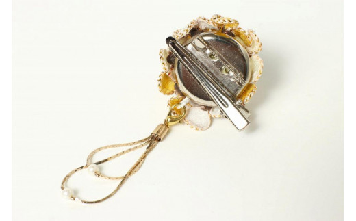 小花のブローチ！（イエロー）丹後ちりめんを使ったブローチです！　AM00294