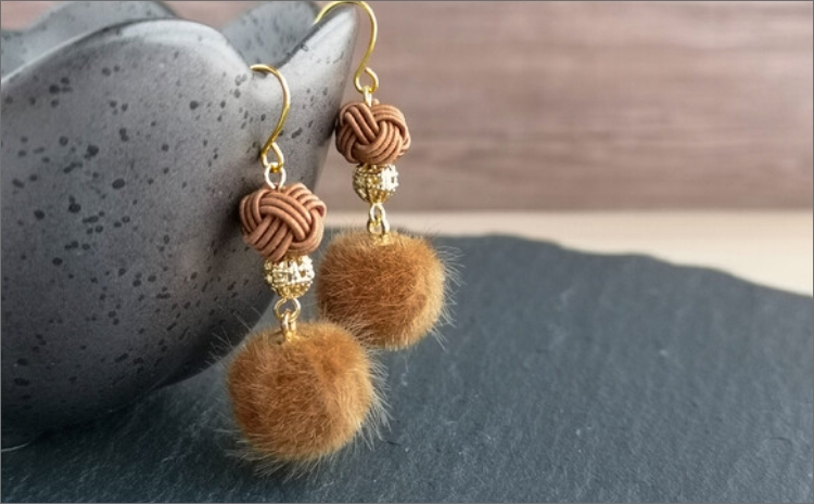 ＊うす茶×ライトブラウン＊水引ピアス/玉結びとフェイクファーのピアス　AM00323