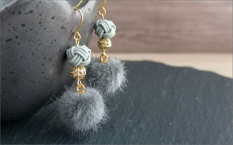 ＊薄墨色（グレー）＊水引ピアス/玉結びとフェイクファーのピアス　AM00322