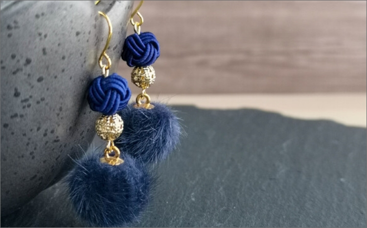 ＊藍色（ネイビー）＊水引ピアス/玉結びとフェイクファーのピアス　AM00324