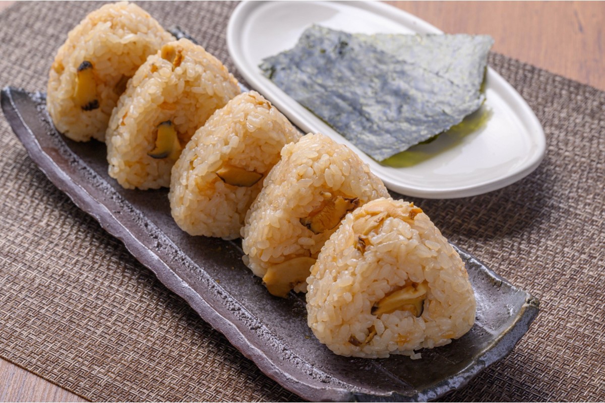 BBQに最適！ 誰でも簡単に焼ける サザエ＆白イカ＆干物セットに、 サザエご飯のおにぎり付き 4人用 ※万能ダシ付き　UO01032