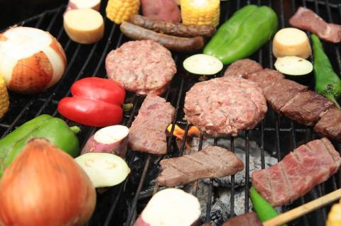 家族や友人と楽しめるバーベキューセット（焼肉・牛肉バーグ・牛肉ソーセージ・牛串）キャンプ、BBQ、パーティー、アウトドアにどうぞ　NH00023