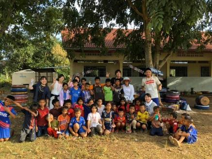 京丹後の絹糸ミサンガとイヤリングのセット【全ての子どもたちに教育の機会を!!】 京丹後の絹糸を使ってカンボジアの女性達が作ったミサンガとイヤリングのセット　EG00007