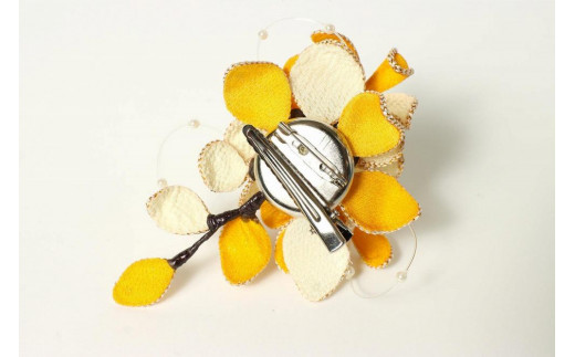 シルクコサージュ！（イエロー）着物などの和装・洋装共に使えます。髪飾りコサージュとしても！　AM00290