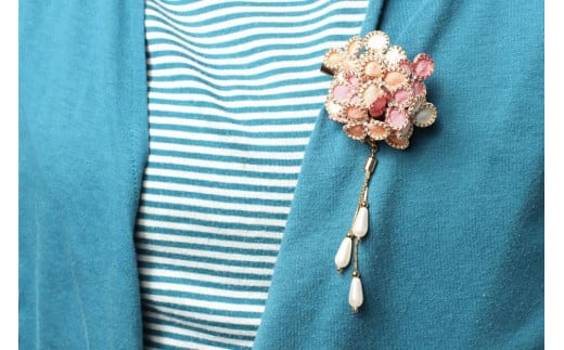 小花のブローチ！（ピンク）丹後ちりめんを使ったブローチです！　AM00293