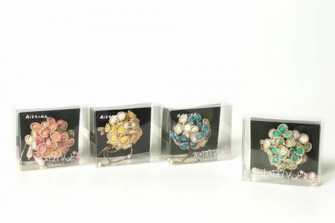 小花のブローチ！（ブルー）丹後ちりめんを使ったブローチです！　AM00296