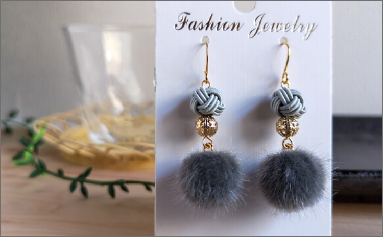 ＊薄墨色（グレー）＊水引ピアス/玉結びとフェイクファーのピアス　AM00322