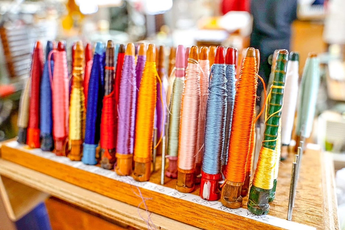 京丹後の絹糸ミサンガとチャームのセット【全ての子どもたちに教育の機会を!!】 京丹後の絹糸を使ってカンボジアの女性達が作ったミサンガとチャームのセット　EG00005