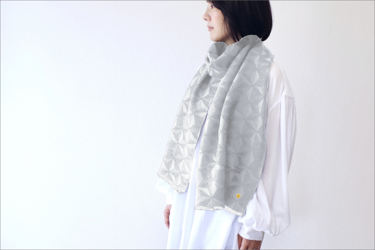 【着回しできるシルクストール】フィルタンゴ ストール　麻の葉柄ボタン付き　シルバーグレー　 洗えるシルク、冷房対策にも。　FI00052