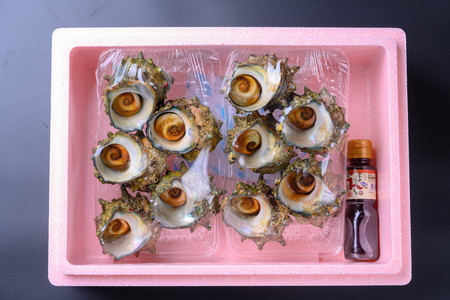 BBQに最適！　天然サザエ　ボイル済み　1.6K　小サイズ（22～30個）　※万能ダシ付き　UO00072