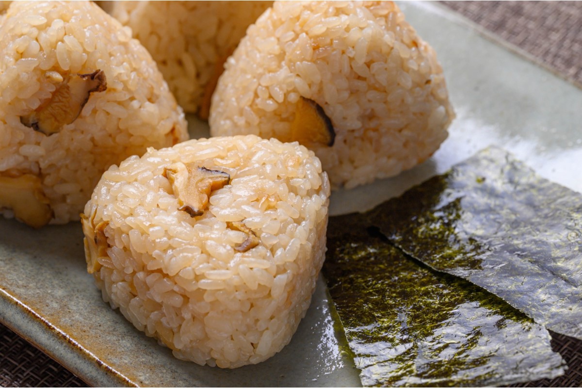 BBQに最適！ 誰でも簡単に焼ける サザエ＆白イカ＆干物セットに、 サザエご飯のおにぎり付き 4人用 ※万能ダシ付き　UO01032