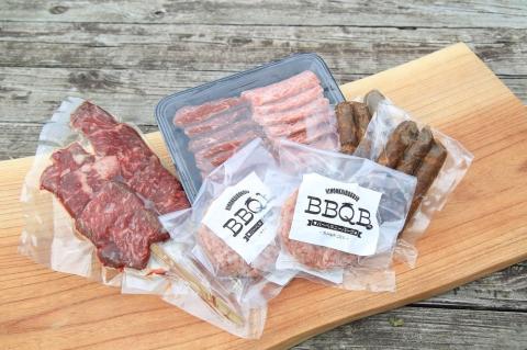 家族や友人と楽しめるバーベキューセット（焼肉・牛肉バーグ・牛肉ソーセージ・牛串）キャンプ、BBQ、パーティー、アウトドアにどうぞ　NH00023