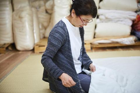 天然繊維　手作り　木綿わた入り　座布団(からしドット柄）　HT00100