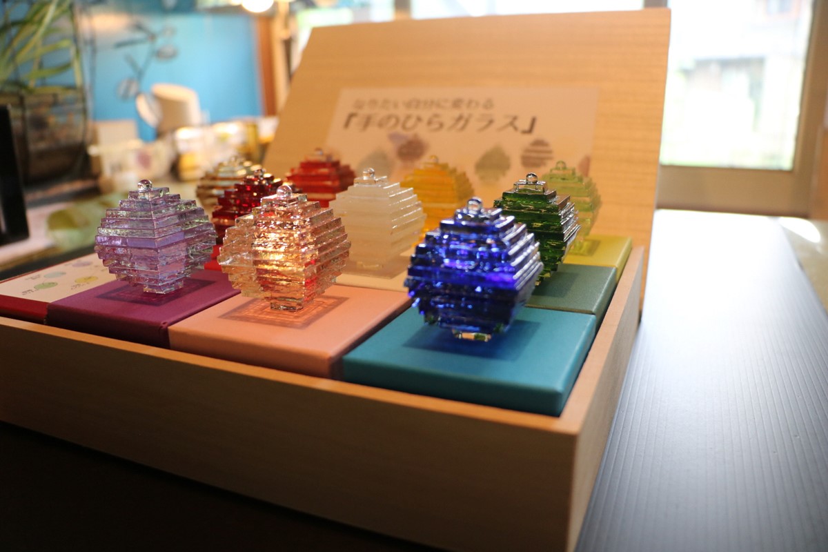 なりたい自分に変わる「手のひらガラス」木箱入り10色セット　SV00015