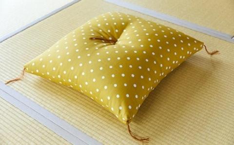 天然繊維　手作り　木綿わた入り　座布団(からしドット柄）　HT00100