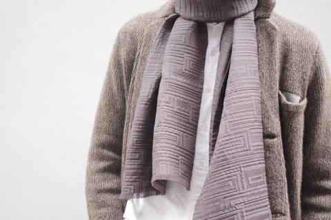 フィルタンゴ ストール【洗える丹後ちりめんのシルク】幾何柄　カーキ 　ギフトにもおすすめ。　FI00039