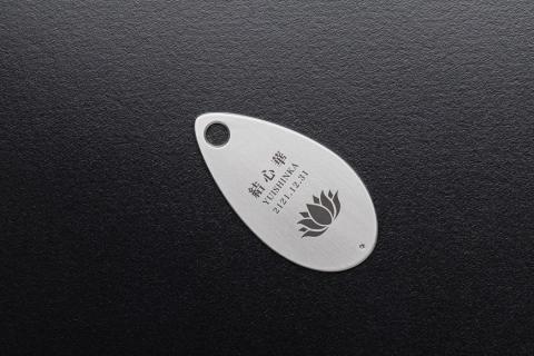 遺灰入れカード型ケース　結心華　しずくタイプ　アルミ製　色：シルバー（カラーアルマイト）　HR00024