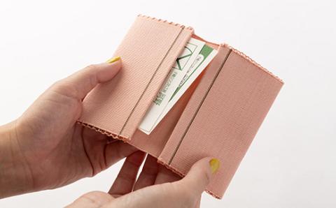 「手織りつづれ」カードケース(茜染め・淡)【配送不可地域：離島・沖縄県】