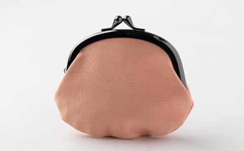 「手織りつづれ」がま口(茜染め・淡)【配送不可地域：離島・沖縄県】