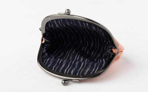 「手織りつづれ」がま口(茜染め・淡)【配送不可地域：離島・沖縄県】