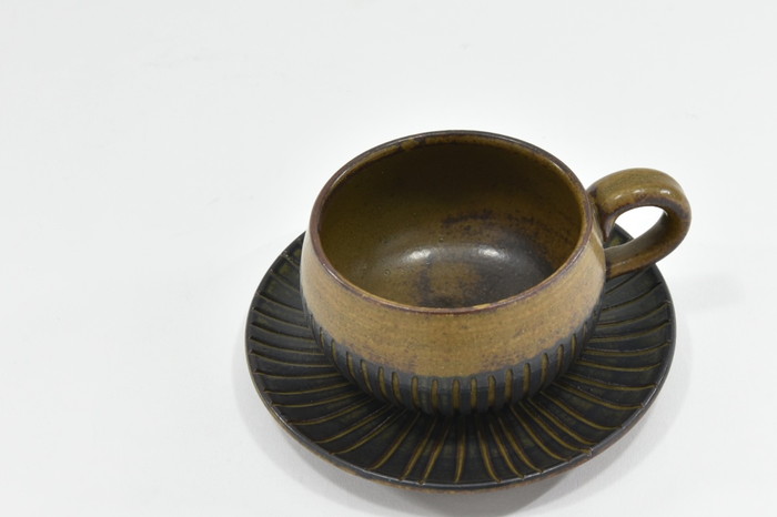 京焼「新羅釉木賊紋コーヒー碗・皿」（黒）１セット〈コーヒーカップ ティーカップ 京焼 手作り カップ お皿 セット 食器 陶器 工芸品 新羅釉 木賊紋〉