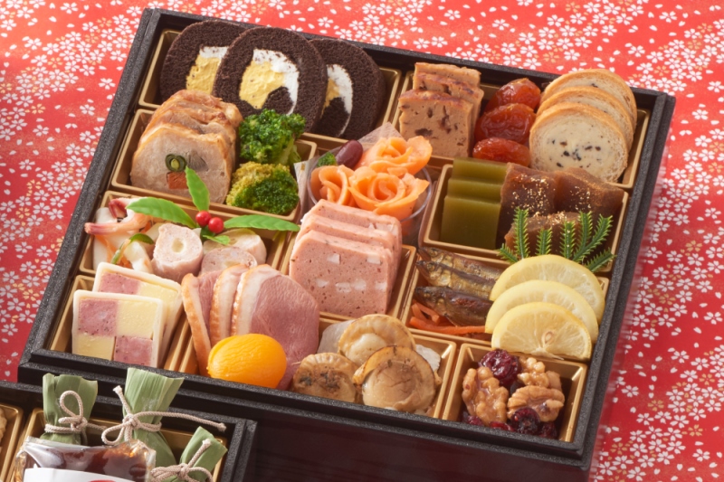 京都 和洋折衷 おせち 三段重（61品目、3～4人前）冷凍【先行予約／毎年・早期受付終了品】12月29日か30日配送（日時指定不可）〈ころ柿羊羹・玉露ちりめん入り、おせち、おせち料理、冷凍おせち、家族向けおせち、子どもおせち、ふるさと納税限定おせち〉