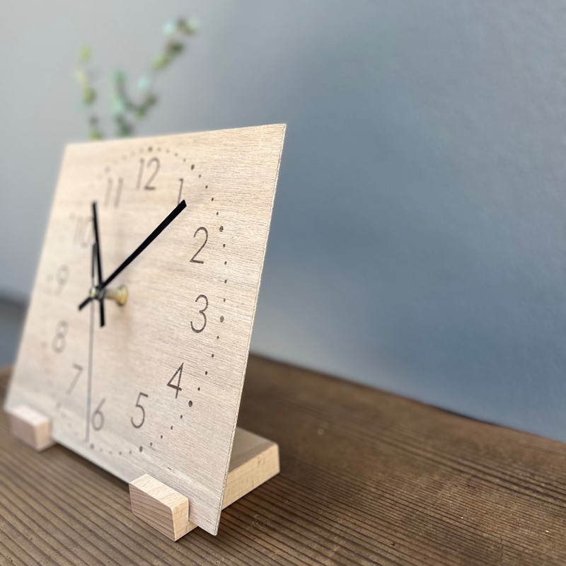 地球に優しい”木の時計”〈木製 安心 時計 とけい 卓上時計 置時計 工芸品 手作り おしゃれ 雑貨 小物 プレゼント 贈り物〉