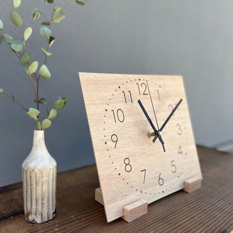 地球に優しい”木の時計”〈木製 安心 時計 とけい 卓上時計 置時計 工芸品 手作り おしゃれ 雑貨 小物 プレゼント 贈り物〉
