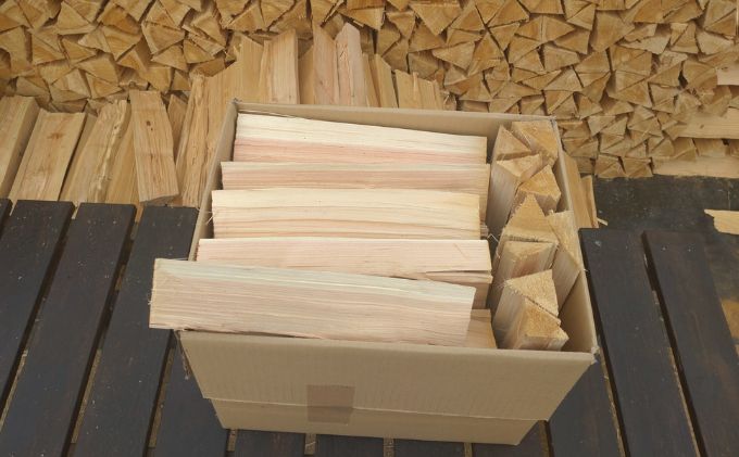 【アウトドア～キャンプ・BBQに！～】薪（針葉樹）約9kg・25cm