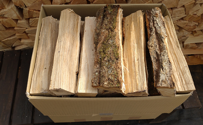 【アウトドア～キャンプに！～】薪（広葉樹：ナラ）　中割り　約20kg・30cm