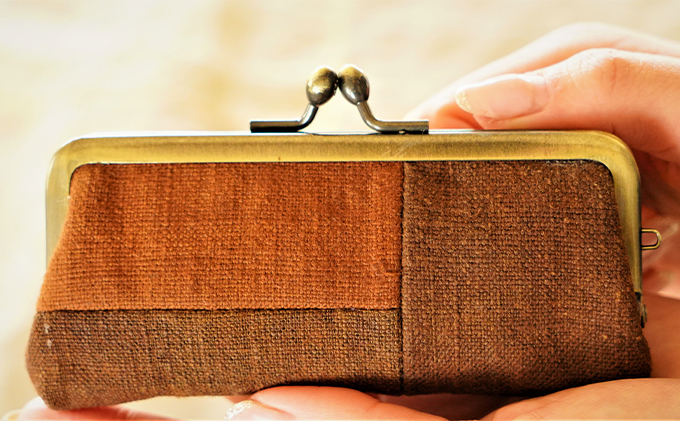 【宮本佳緒里の布小物】柿渋染め合わせ布のガマグチ（印鑑ケース・小銭入れに）