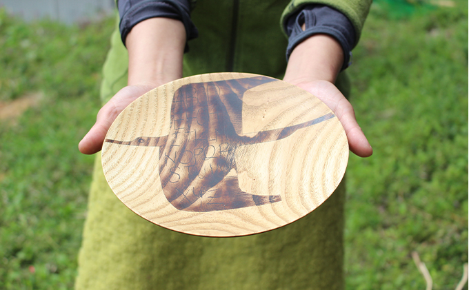 【宮内知子の木工作品】インテリアにも使える木工作家の漆で描いたお皿（大サイズ1枚）