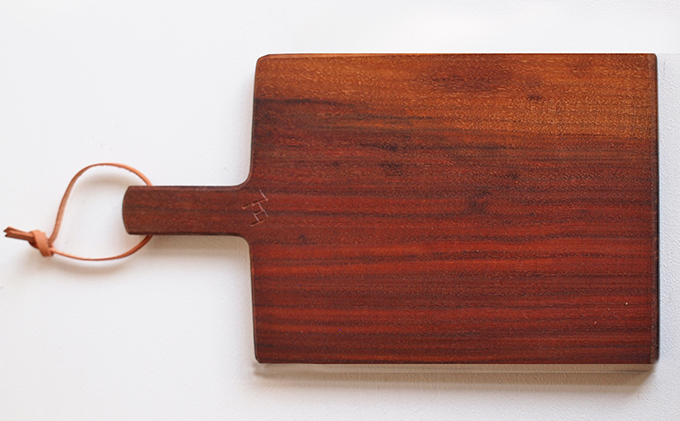 食卓ががらりと変わる　永尾さんのカッティングボード（ウォールナット）