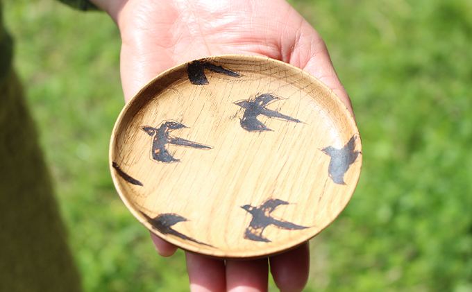 【宮内知子の木工作品】インテリアにも使える木工作家の漆で描いたお皿（大小サイズ各1枚）（大小サイズ各1枚）