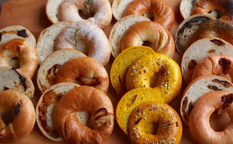 cafeねこぱんの無添加ベーグル12個セットとカッティングボード（ウォールナット）のセット