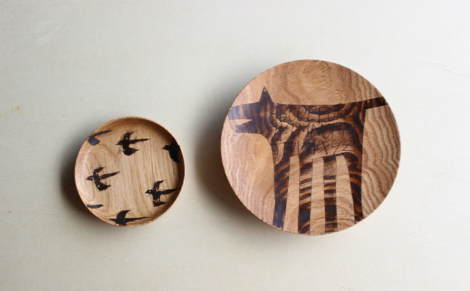 【宮内知子の木工作品】インテリアにも使える木工作家の漆で描いたお皿（大小サイズ各1枚）（大小サイズ各1枚）