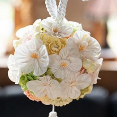 森の美しさを守る　与謝野ヒノキの木箱入り シルク100%つまみ細工ウエディングボールブーケ