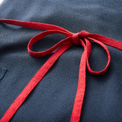 京都の伝統織物を使った丹後ちりめんエプロン(ネイビー×レッド)　プレゼント・ギフトにも　京都与謝野町