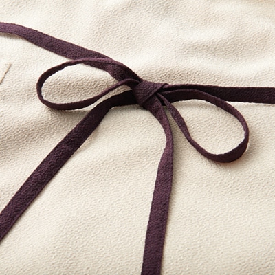 京都の伝統織物を使った丹後ちりめんエプロン(ベージュ×紫)　プレゼント・ギフトにも　京都与謝野町より