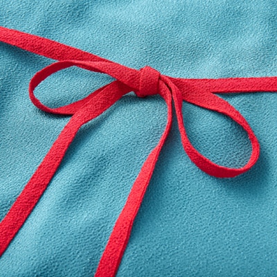 京都の伝統織物を使った丹後ちりめんエプロン(グリーン×赤)　プレゼント・ギフトにも　京都与謝野町より