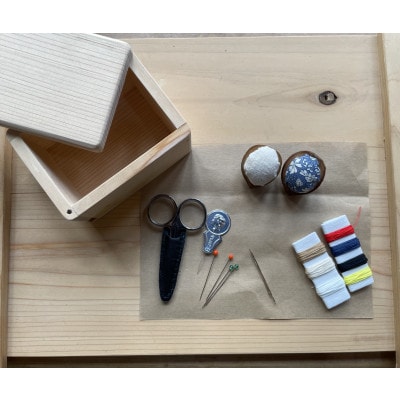 木の温かみを感じる職人手づくりのお裁縫箱と裁縫道具セット　お道具箱と裁縫道具6種の計18点セット
