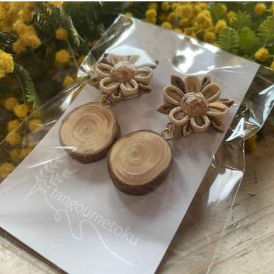 Wood Accessory　天然木の温かみを感じる職人手づくりの木とシルクつまみ細工のイヤリング