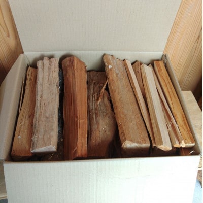 乾燥薪　キャンプ用 10kg×2箱　水分量20%以下しっかり乾燥　中割(約30cm)　広葉樹ミックス