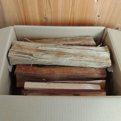 乾燥薪　キャンプ用 10kg×2箱　水分量20%以下しっかり乾燥　大割(約40cm)広葉樹ミックス