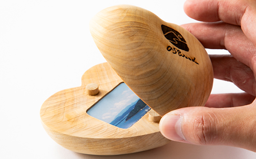 天然ヒノキ使用　ハートの写真ケース　プレゼントやお祝いにぴったり