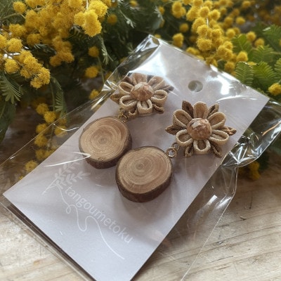 Wood Accessory　天然木の温かみを感じる職人手づくりの木とシルクつまみ細工のピアス