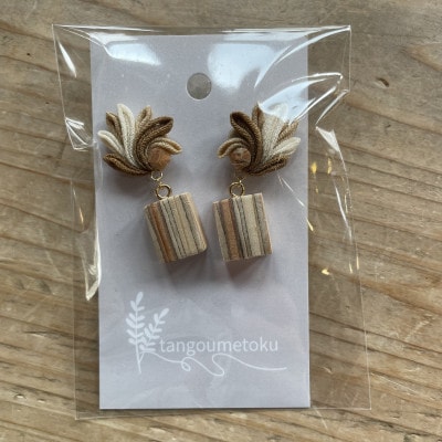 Wood Accessory　天然木の温かみを感じる職人手づくりの木とシルクつまみ細工のイヤリング