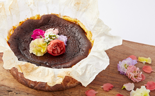 ハーブを使用した バスクチーズケーキ 1ホール(15cm)エディブルフラワー(食用花付き)【配送不可地域：離島】