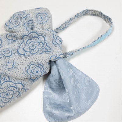 一色ちりめん　結びバッグ(角)椿(ブルー)